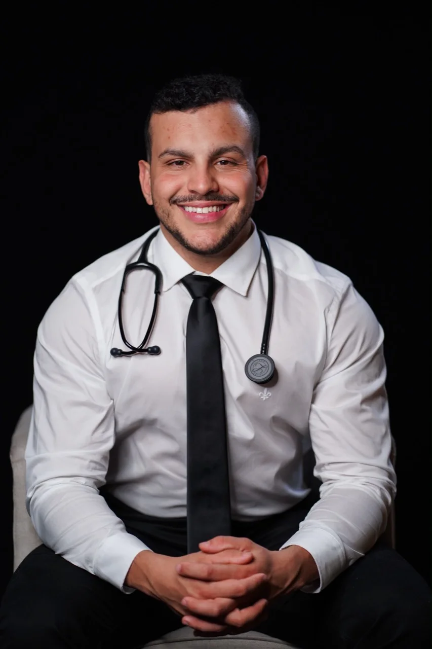 Dr. Luidgi Fletcher em retrato profissional com estetoscópio