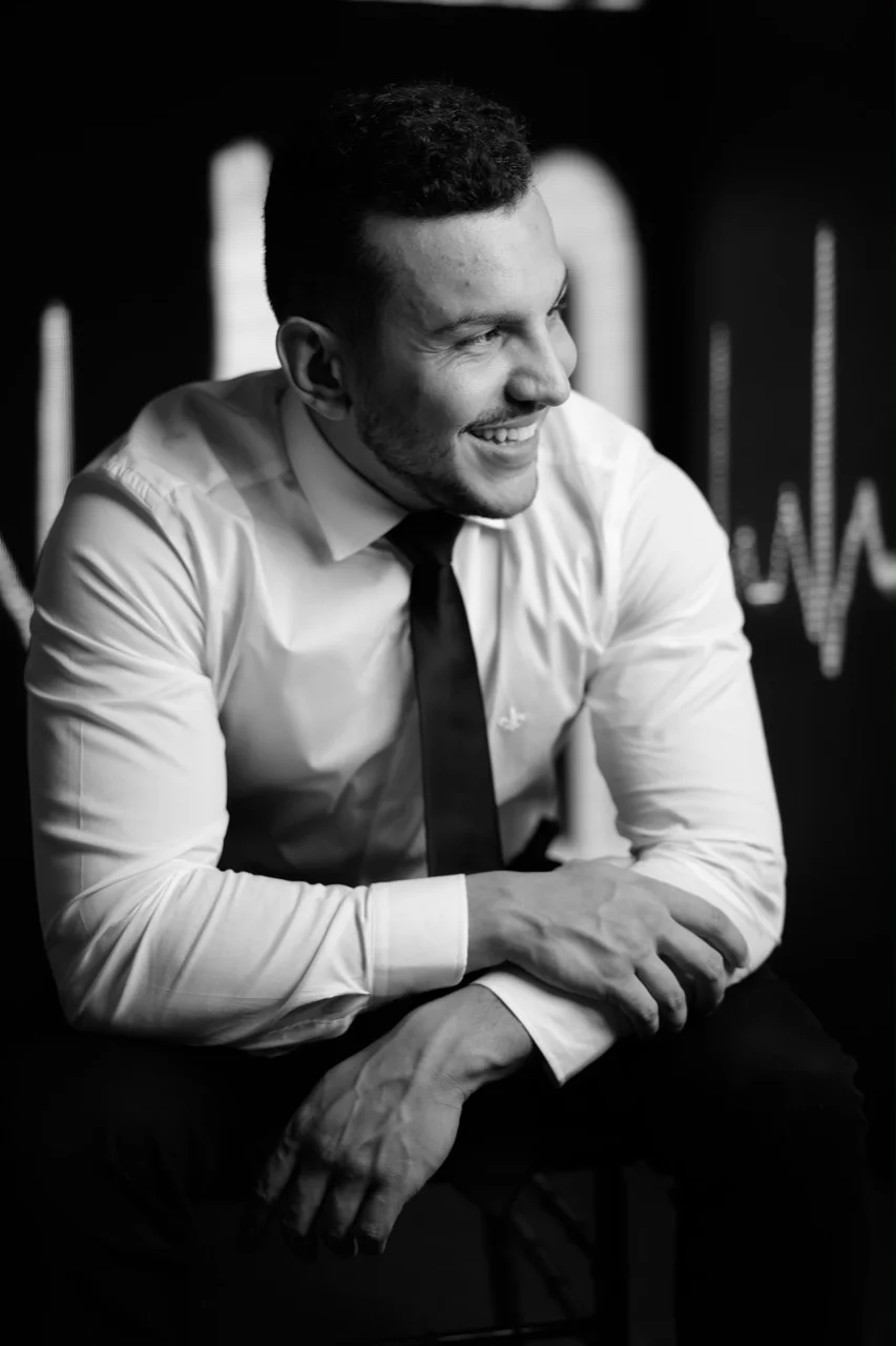 Dr. Luidgi Fletcher em retrato profissional em preto e branco